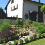 Garten- und Landschaftsbau Peter Oskar in Reithofen - Garten Zuweg Vorgarten Bepflanzung Blumen Gehweg